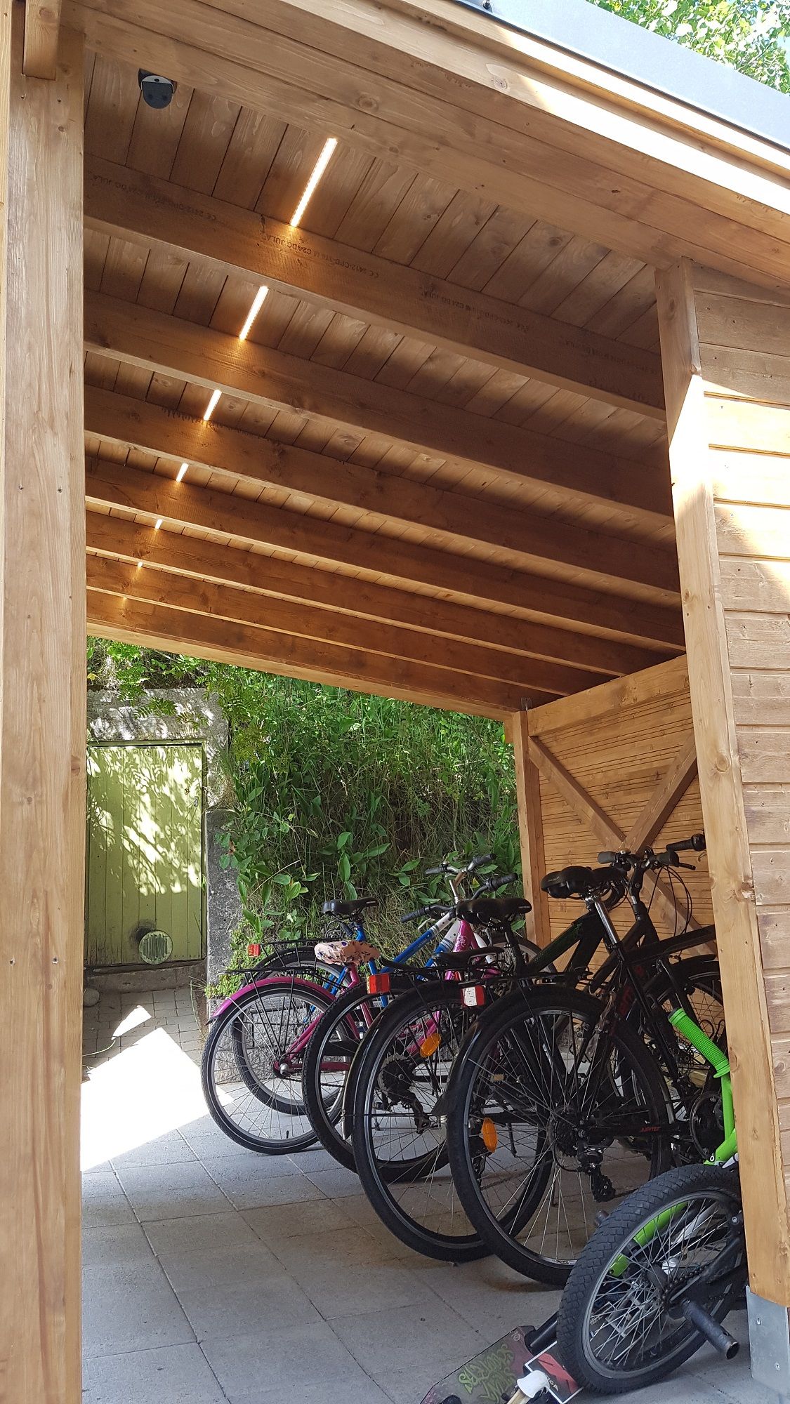 Nastro a led in una pensilina per biciclette con sensore di movimento